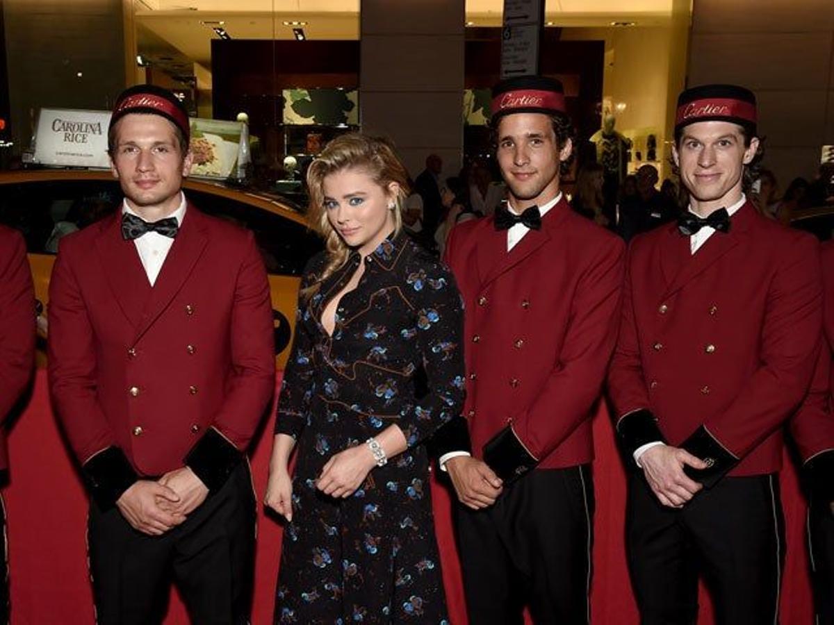 Chloë Moretz posa junto a los botones en la fiesta de reapertura de la Maison Cartier de Nueva York