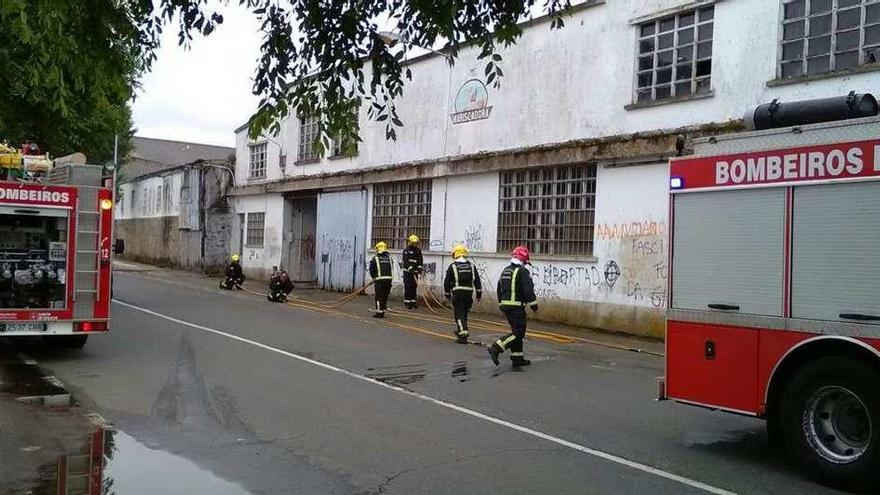 Operativo de extinción de incendio en una nave abandonada en Vilaxoán. //