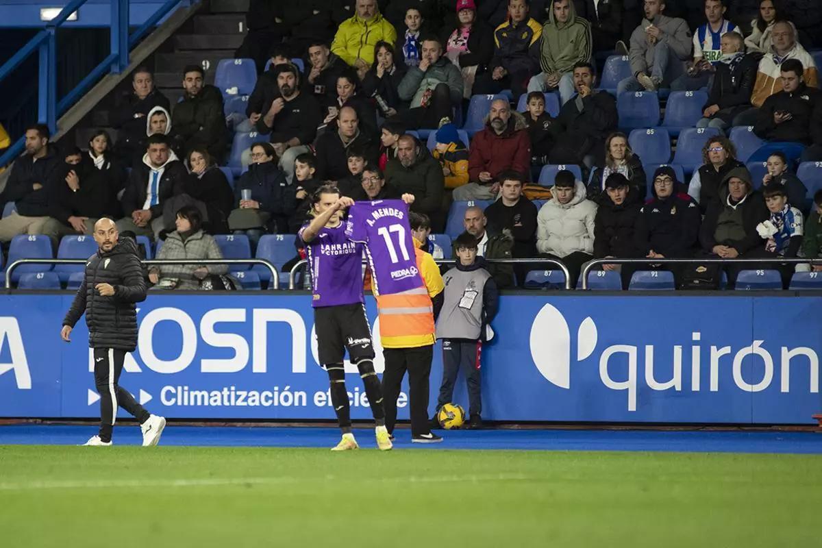 Álex Sala enseñando la camiseta de Adilson Mendes en el último partido del Córdoba CF en Riazor