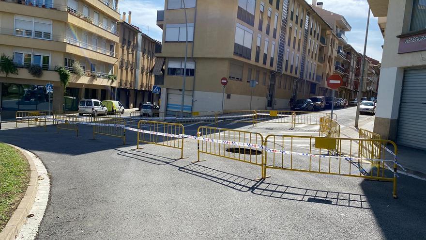 Apareix un forat a l&#039;asfalt entre el carrer Gran Via i l&#039;Avinguda del Canal d&#039;Industrial de Berga