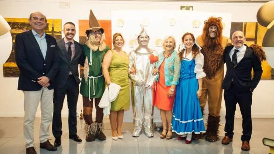 Los gerentes de Coes, junto al equipo organizador y actores de la representación teatral de la entrega de premios de 2018.