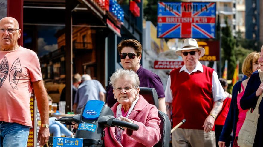 Un grupo de turistas ingleses pasean por las calles de Benidorm