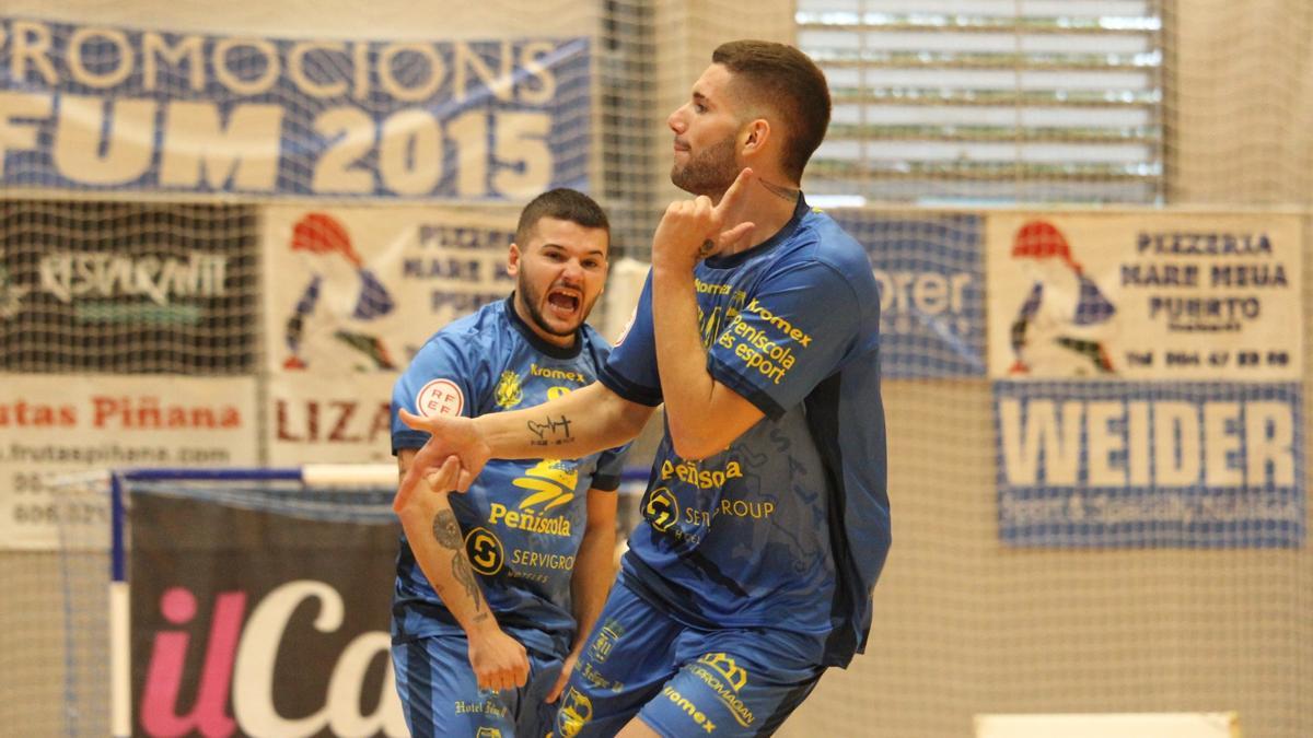 Pani y Diego Sancho celebran uno de los goles.