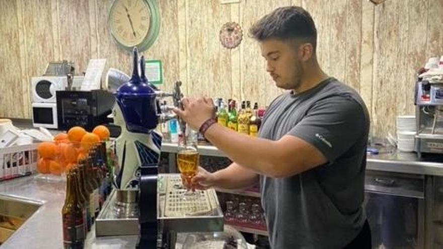 Jorge tirando cerveza en su local de Carcaixent.