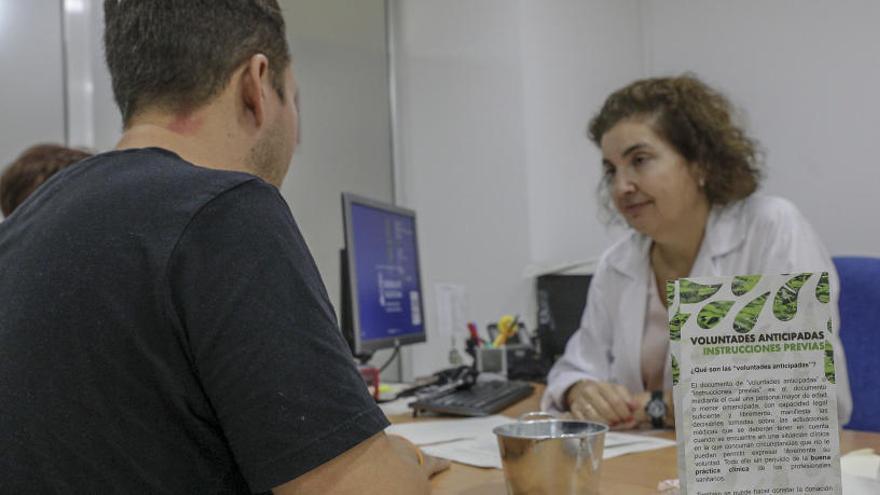 Un usuario realiza el registro de voluntades anticipadas en el SAIP del Hospital General de Elche.