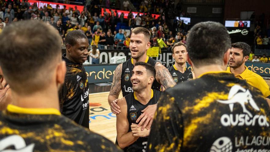 Los jugadores del Lenovo Tenerife se felicitan tras su victoria contra el Valencia Basket.