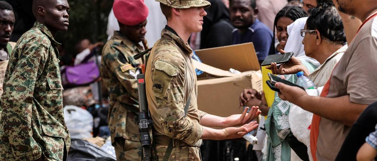 Militares entregan ayuda humanitaria en Sudán.