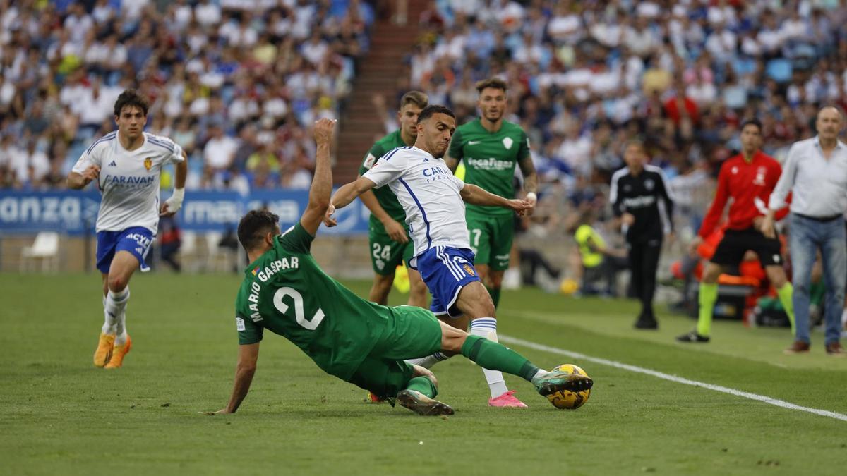 Zedadka trata de llevarse el balón ante Gaspar durante el partido ante el Elche.