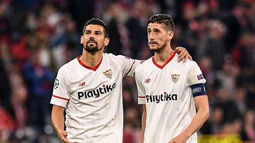 Nolito y Escudero lamentan la eliminación, ayer. // Lukas Barth