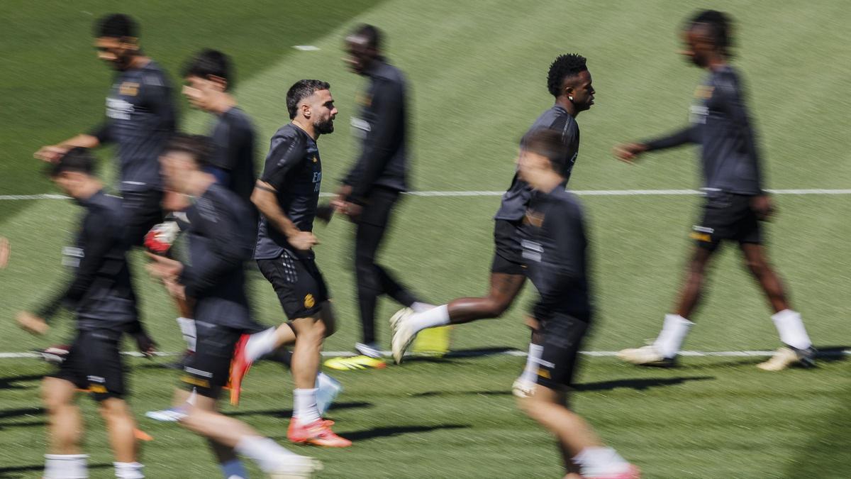 Carvajal, en el entrenamiento previo al Real Madrid - Bayern de Múnich