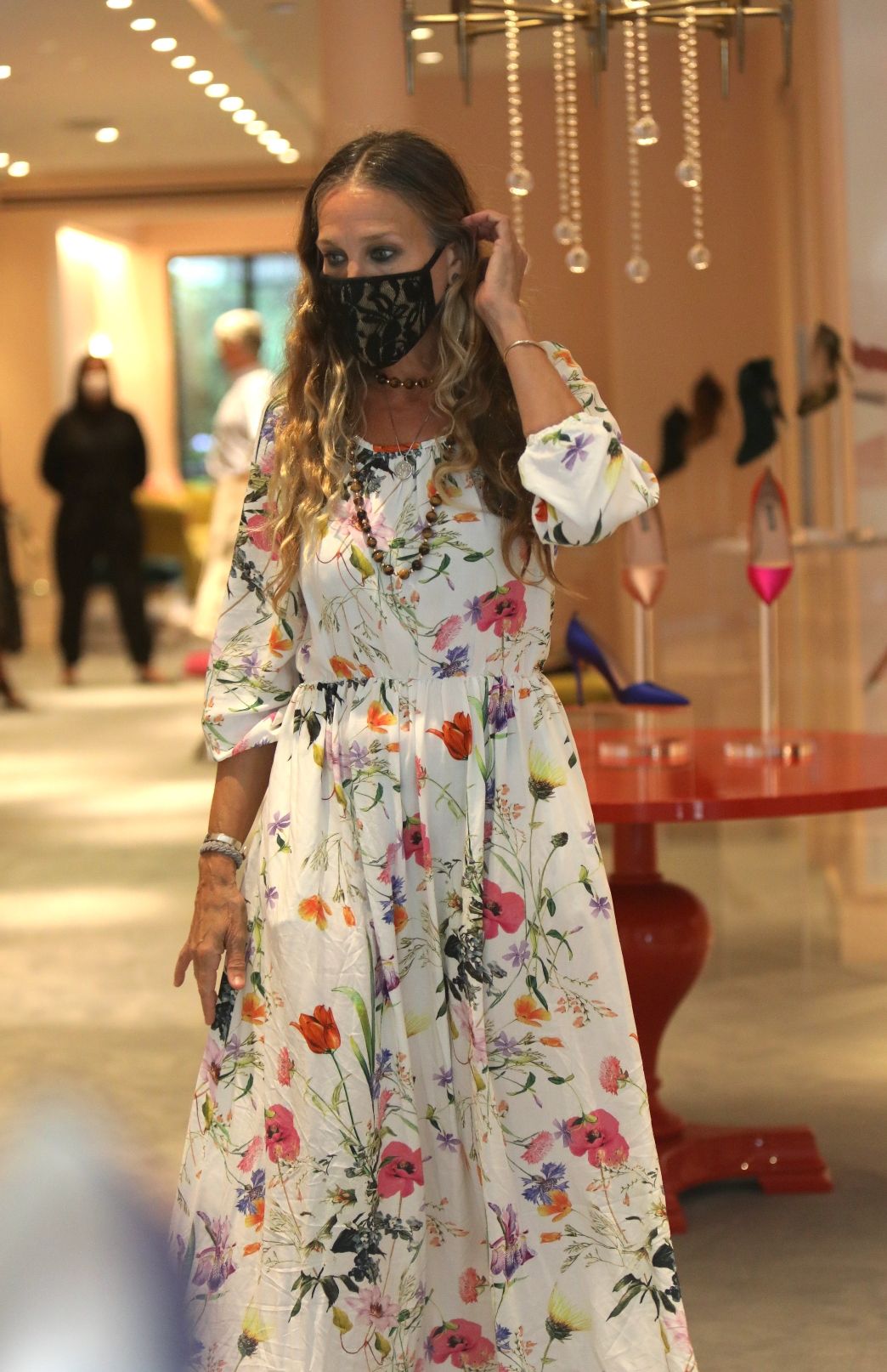 Elevado Interpretación Maquinilla de afeitar Sarah Jessica Parker ha combinado un vestido de flores con unos zapatos de  tacón joya y el look es una auténtica fantasía - Woman