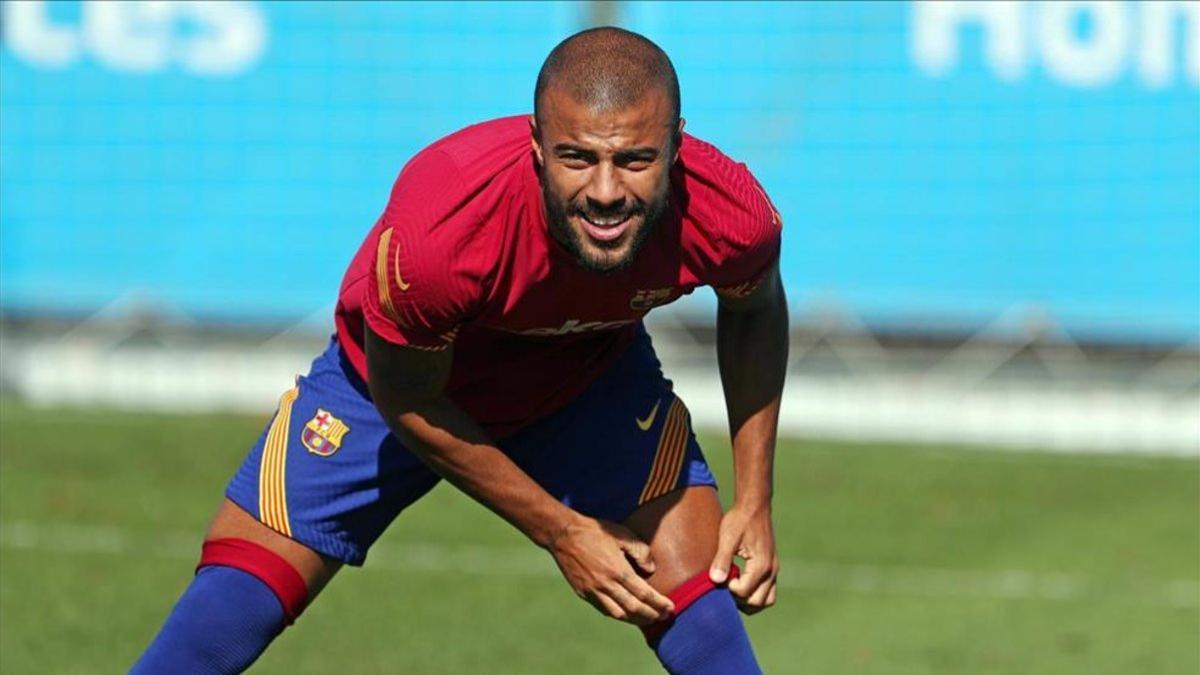 Rafinha continúa ejercitándose en el FC Barcelona