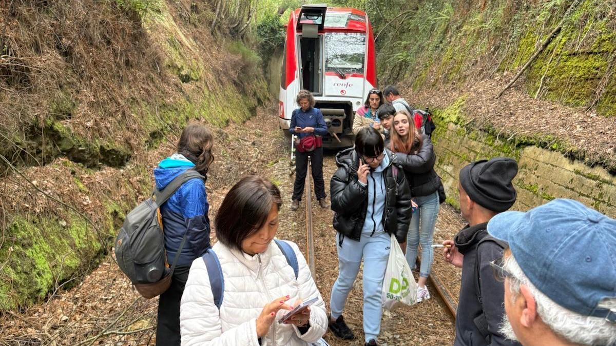 Algunos de los viajeros, tras abandonar el convoy.