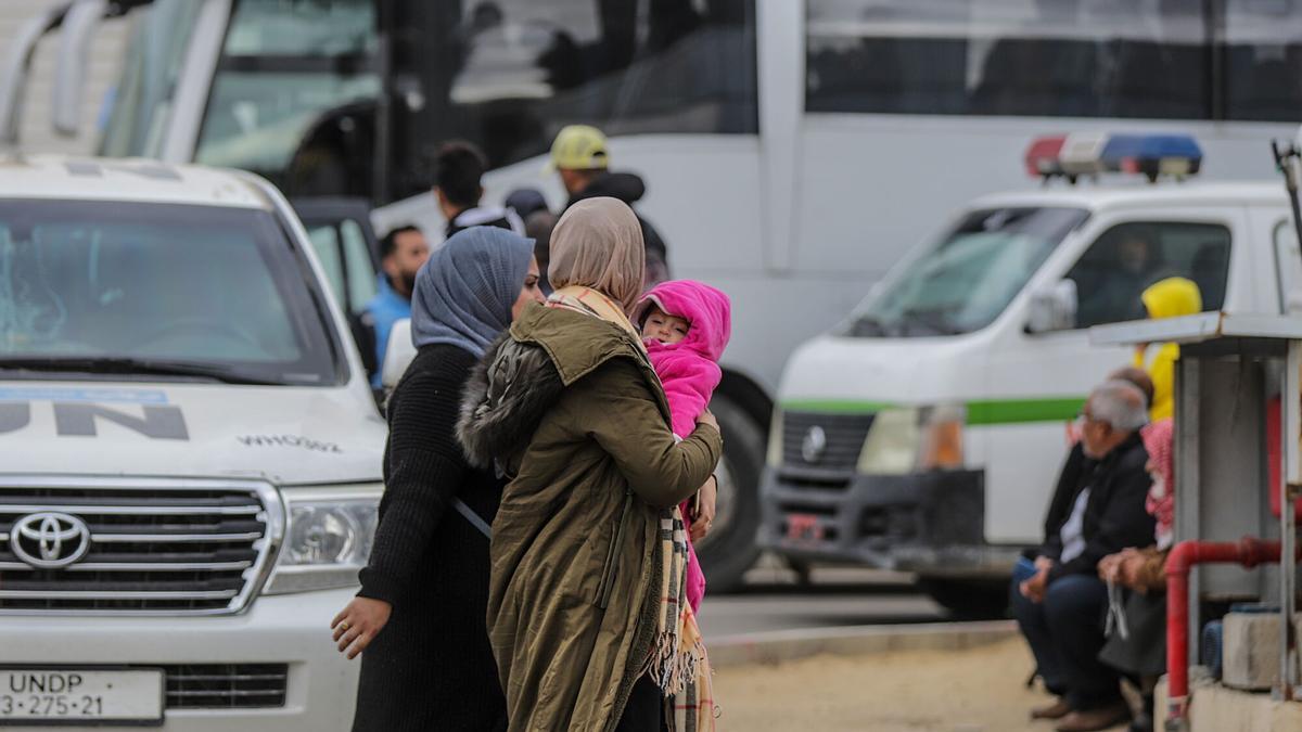 Palestinos heridos y enfermos se preparan para salir de Gaza a través del cruce de Rafah, el pasado mes de febrero.