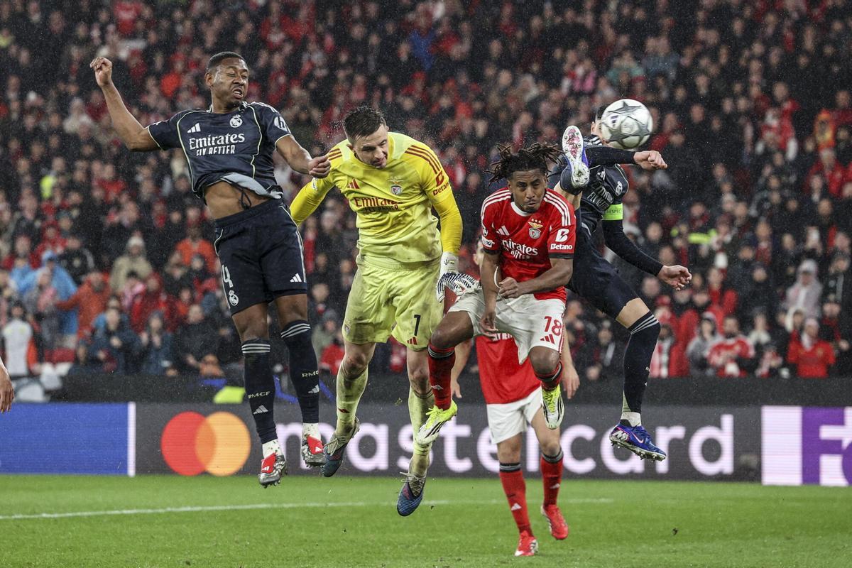 Anatoliy Trubin cabecea el 4-2 en la última jugada del partido entre el Benfica y el Real Madrid