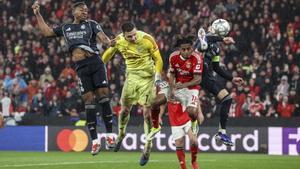Anatoliy Trubin cabecea el 4-2 en la última jugada del partido entre el Benfica y el Real Madrid 