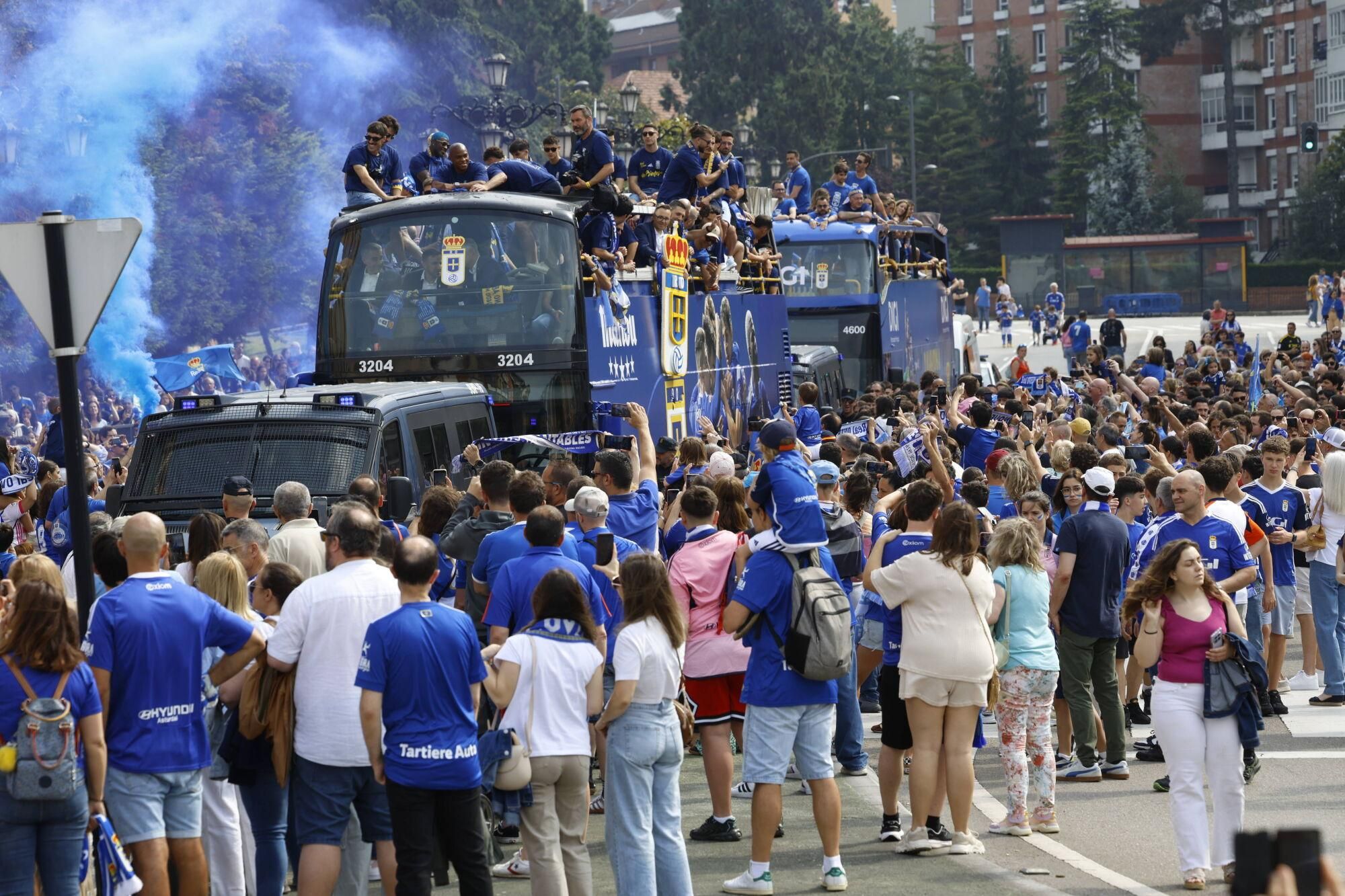 Locura azul en las calles de Oviedo para celebrar el ascenso del equipo a Primera División
