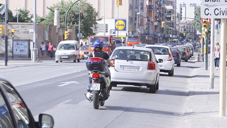 La carretera Barcelona és un dels carrers més transitats a la ciutat de Girona.