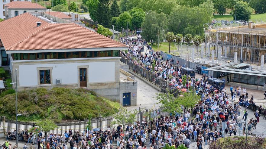 Una multitudinaria protesta contra Altri rodea la Xunta en Santiago