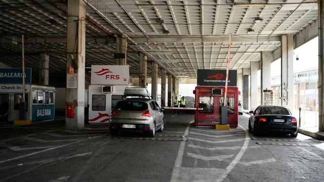 Varios vehículos en el Puerto de Algeciras el día que da comienzo la Operación Paso del Estrecho.
