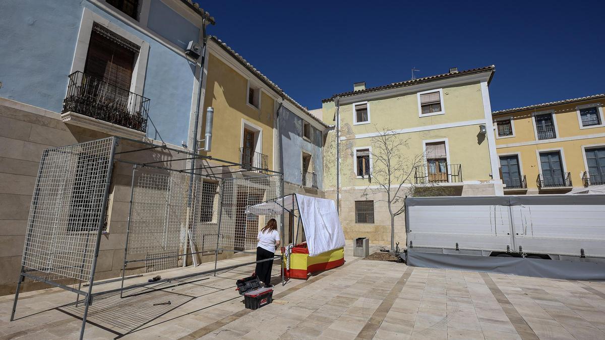 Montaje de puestos en la Plaza de Luis Foglietti.