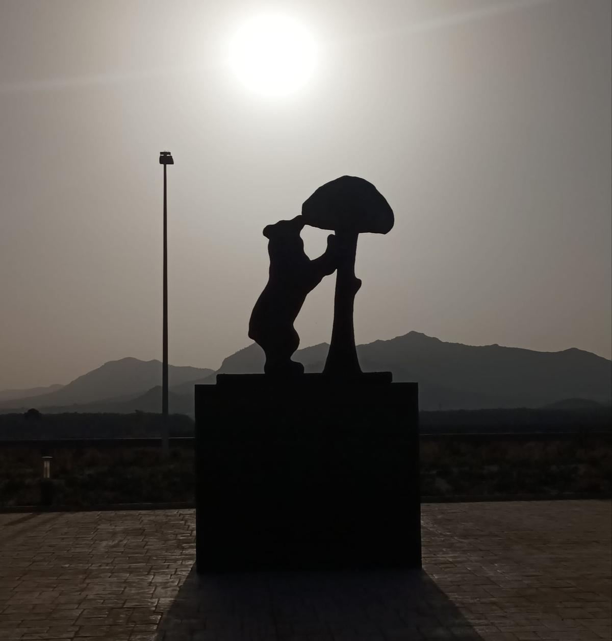 La icónica escultura del artista villenense Navarro Santafé en la estación del AVE de Villena.