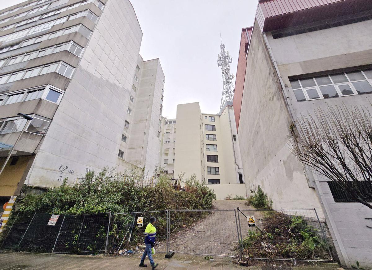 Parcela de la Travesía do Pino en la que se construirá un edificio.