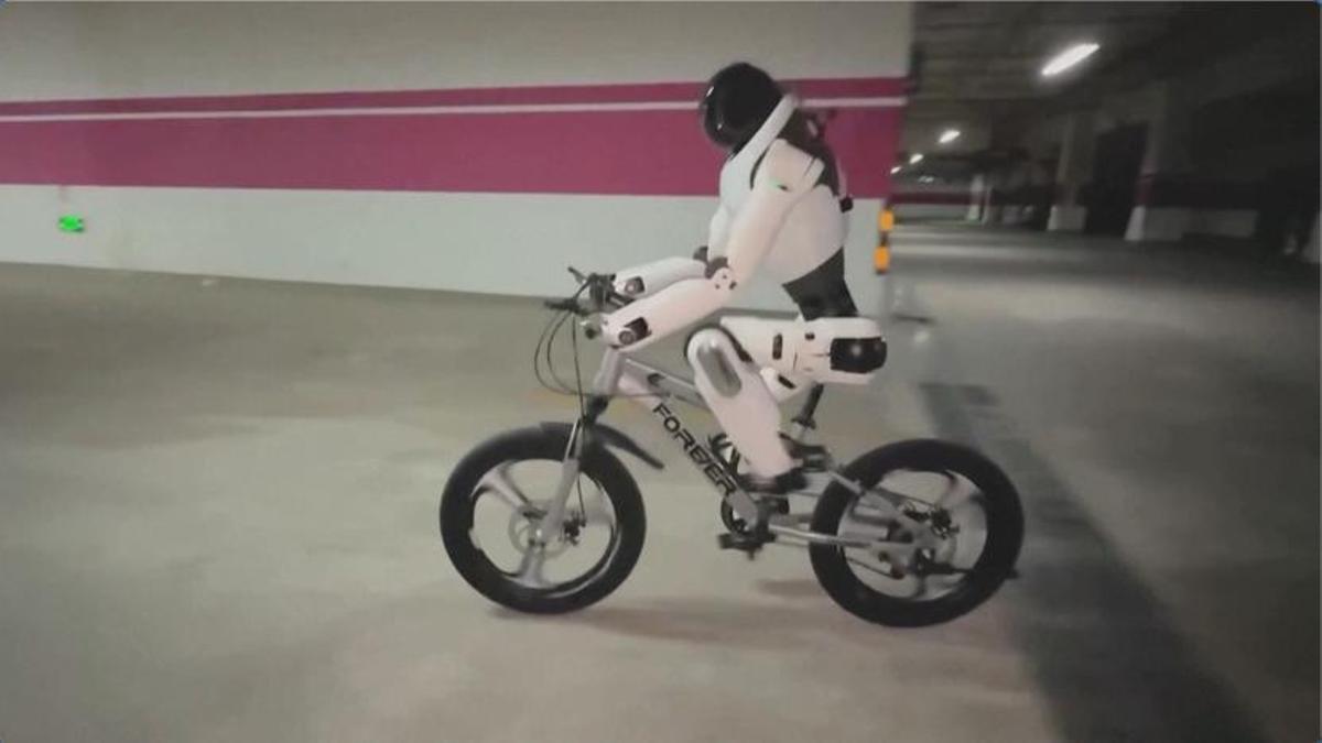 China presenta nuevo robot humanoide capaz de montar en bicicleta.