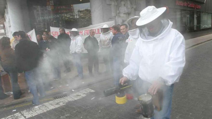 Apicultores en una protesta ante la Delegación de la Junta.