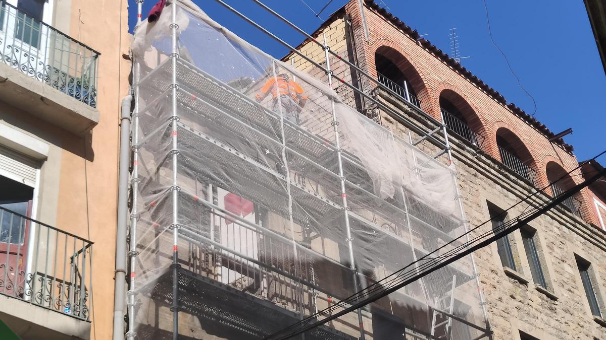 Un operari treballa en l'enderroc des de la bastida del carrer de Santa Llúcia