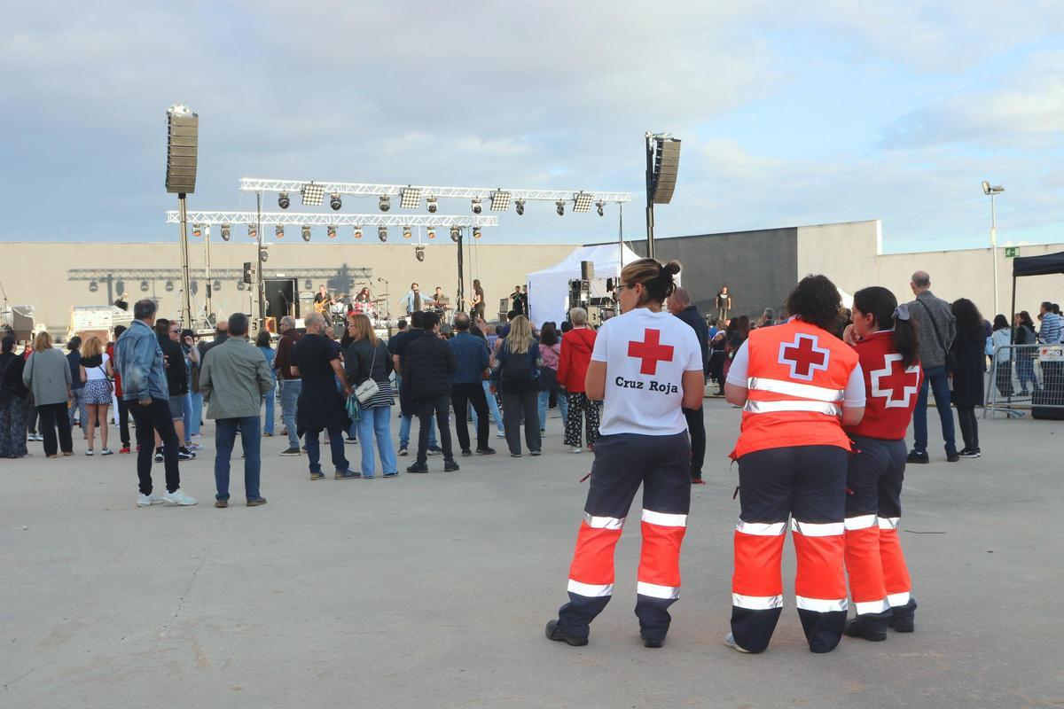 Voluntarios de Cruz Roja en una de las actuaciones.