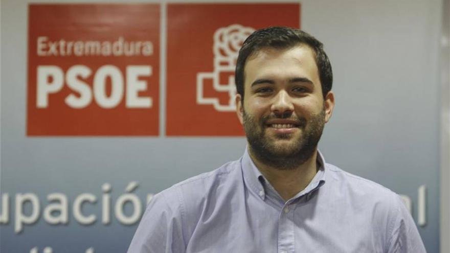 El candidato socialista a la alcaldía se compromete a convertir Cáceres en una ciudad adaptada a los mayores