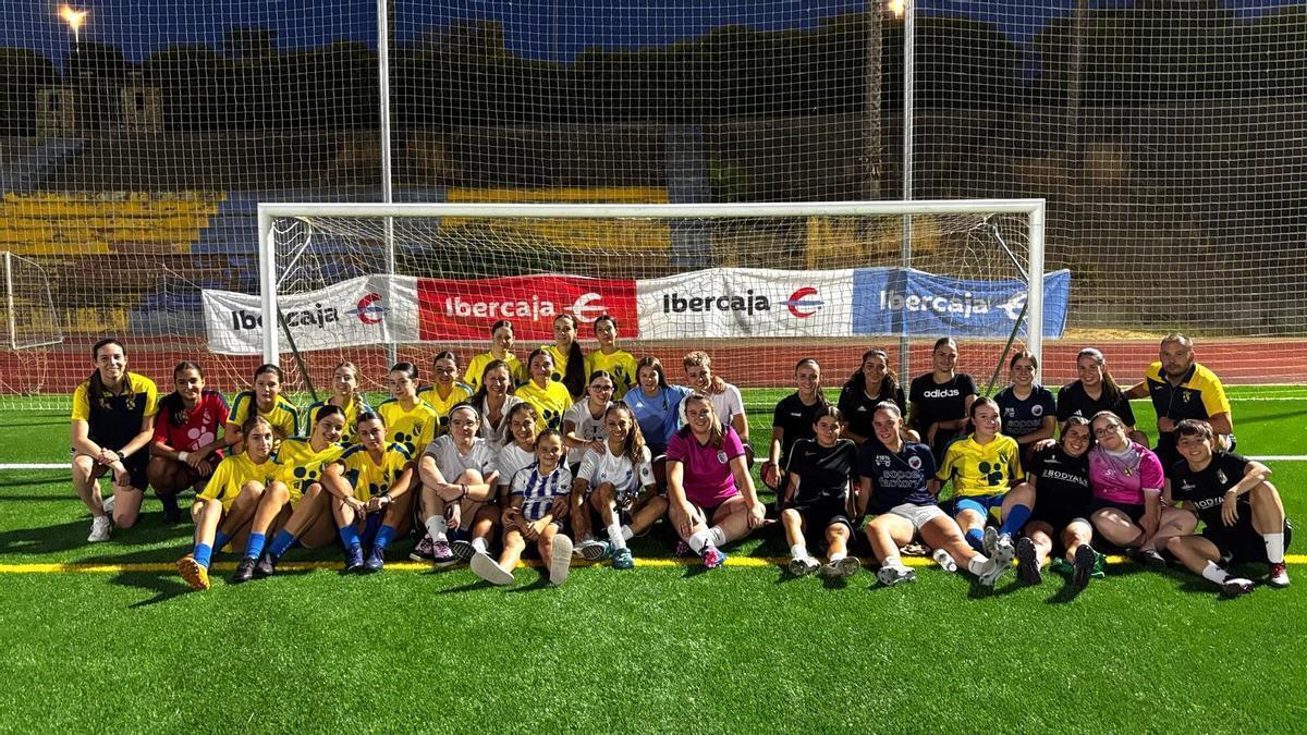 Imagen de familia de todas las chicas que participaron en el torneo