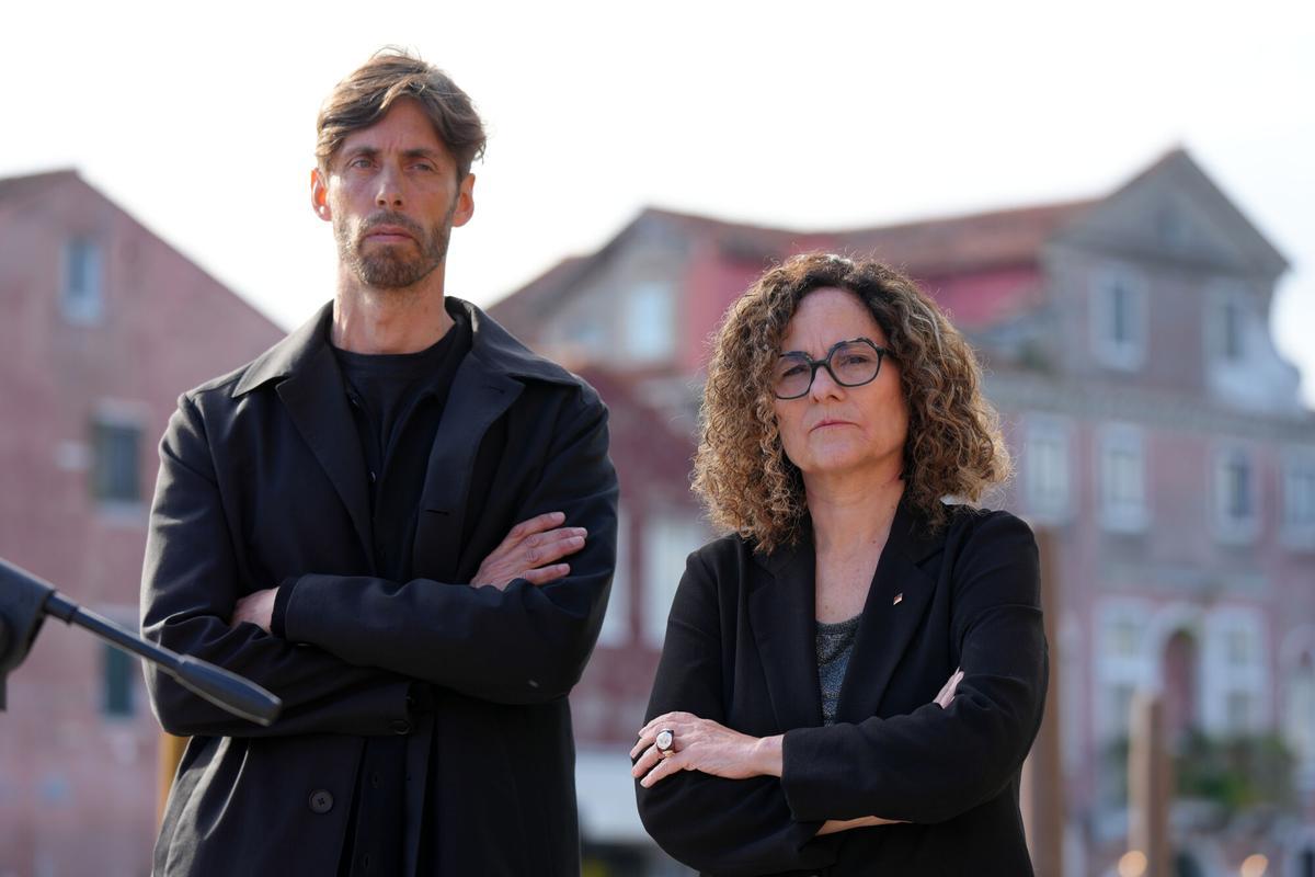 La consellera de Cultura Sònia Hernández y el director de l'Institut Ramon Llull, Pere Almeda, en Venecia en la inauguración de 'Parlaments d'aigua'.