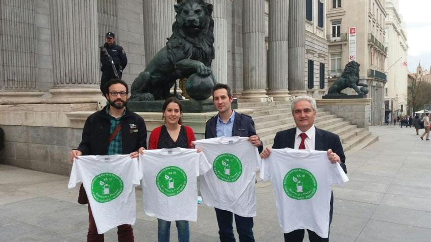 Ana Marcello con miembros de la plataforma y el presidente de UPL, Pedro Gallego