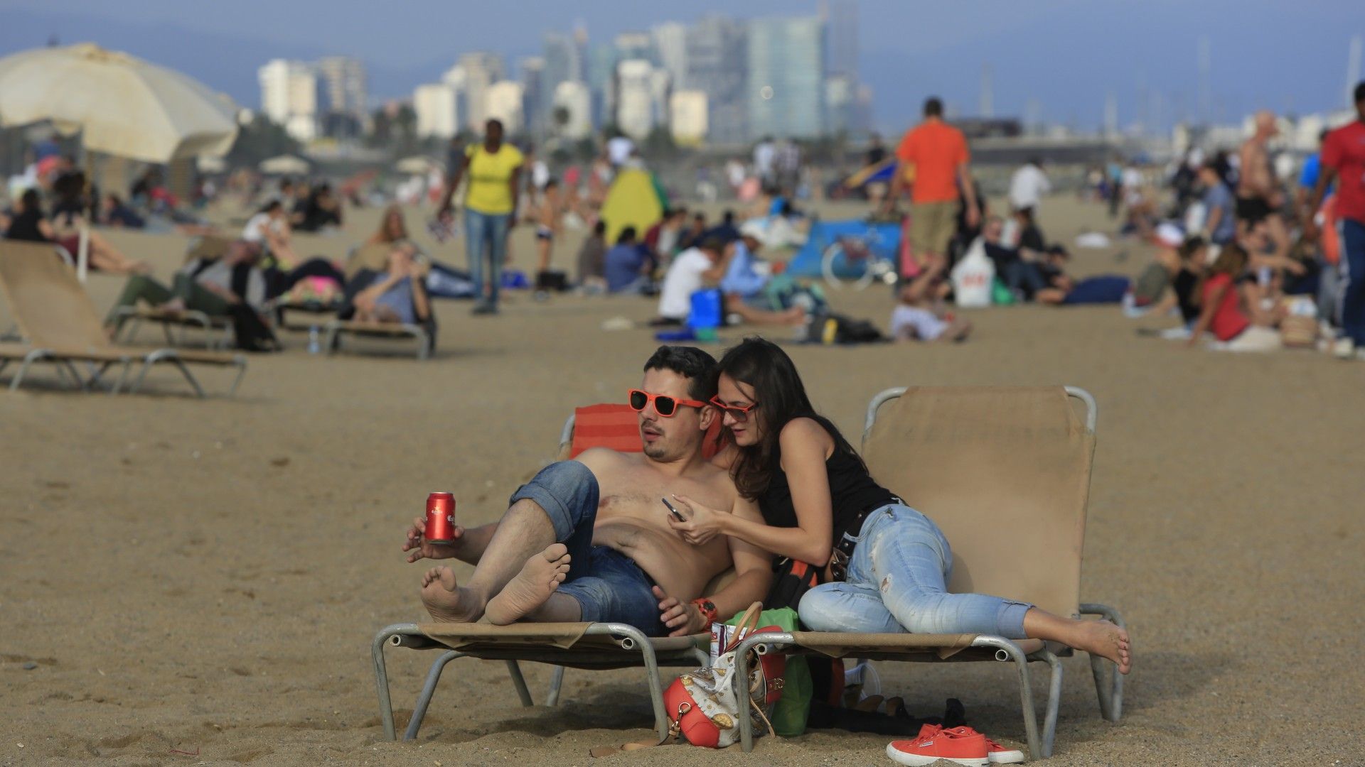 Bañistas en la playa de la Barceloneta, el 31 de octubre de 2014.