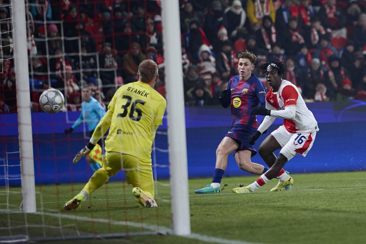 Fermín López dispara al marco del Slavia en la acción del 1-1.