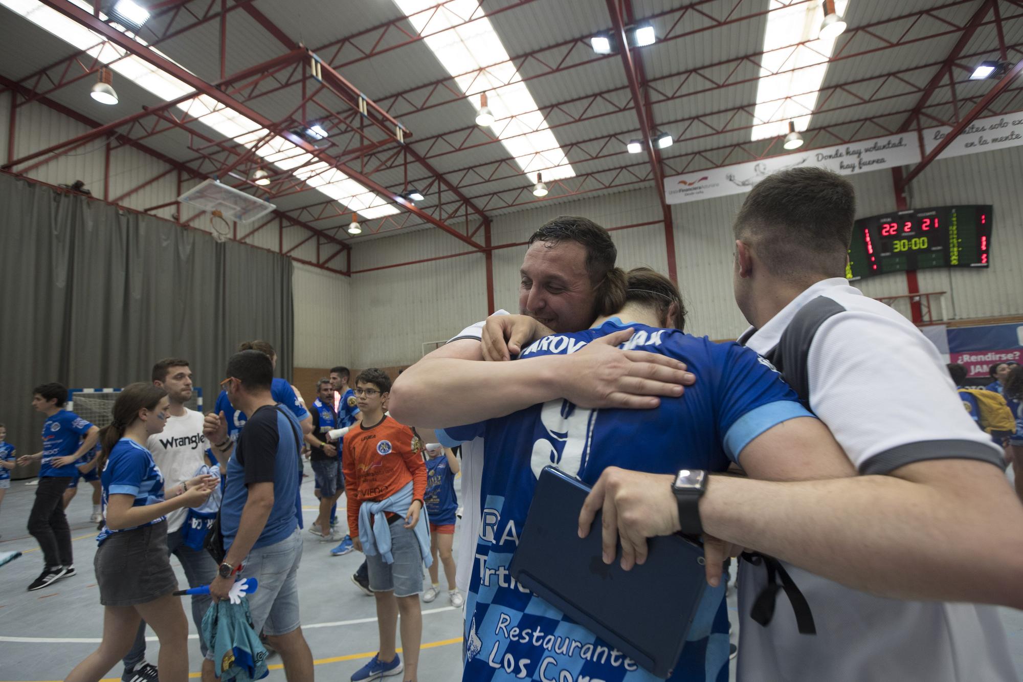 EN IMÁGENES: El Unión Financiera Base Oviedo asciende a División de Honor Plata en una fiesta del balonmano
