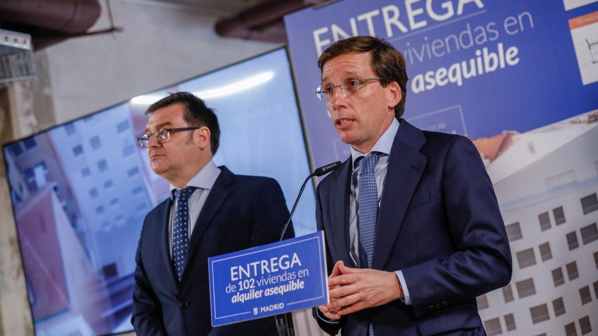 Archivo-  El presidente de EMVS Madrid, Álvaro González, y el alcalde de Madrid, José Luis Martínez-Almeida.