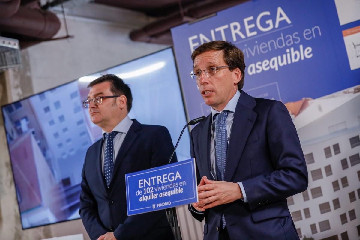 El presidente de EMVS Madrid, Álvaro González, y el alcalde de Madrid, José Luis Martínez-Almeida