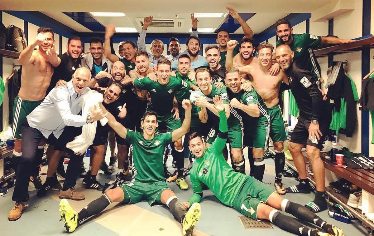 Sarabia, en el centro y al fondo de la imagen, celebra el triunfo contra el Madrid en el Bernabéu