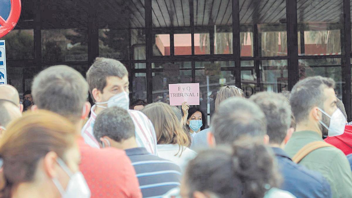 Aspirantes a las puertas de la Universidad Laboral de Cáceres el pasado 19 de junio, cuando comenzaron las pruebas.