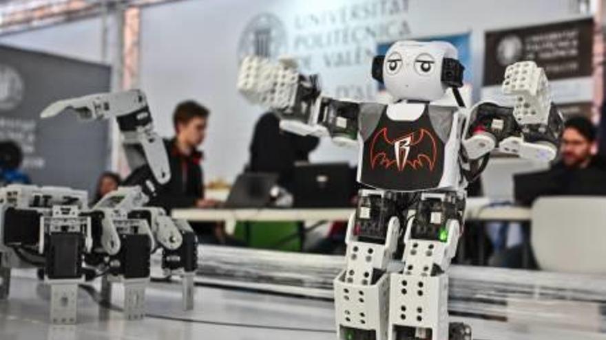 Exhibición de robótica del Campus alcoyano en la Fira de Tots Sants de Cocentaina.