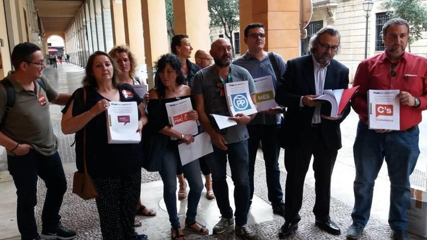 Representantes sindicales ayer con las firmas en el Parlament.