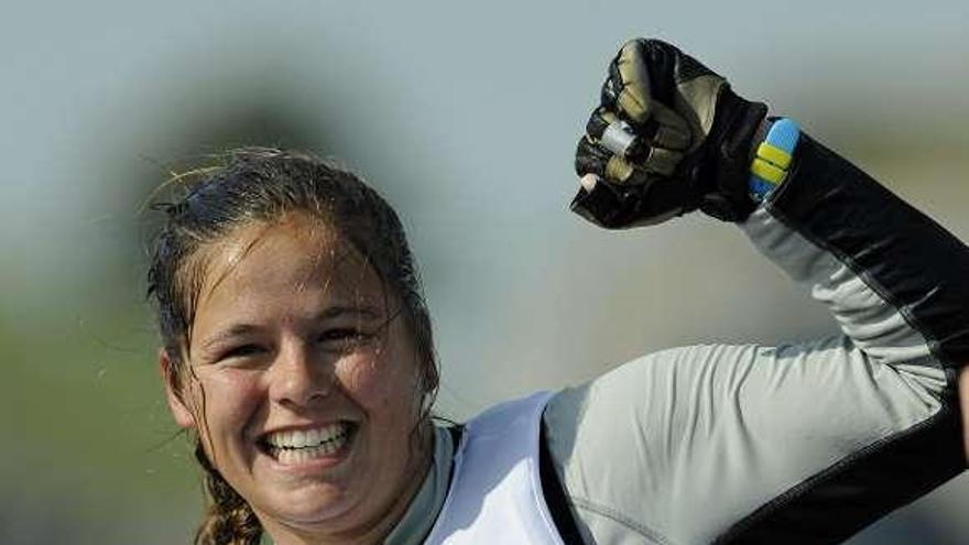 Sofía Toro celebra el oro con Pumariega y Echegoyen. / gerry penny / efe