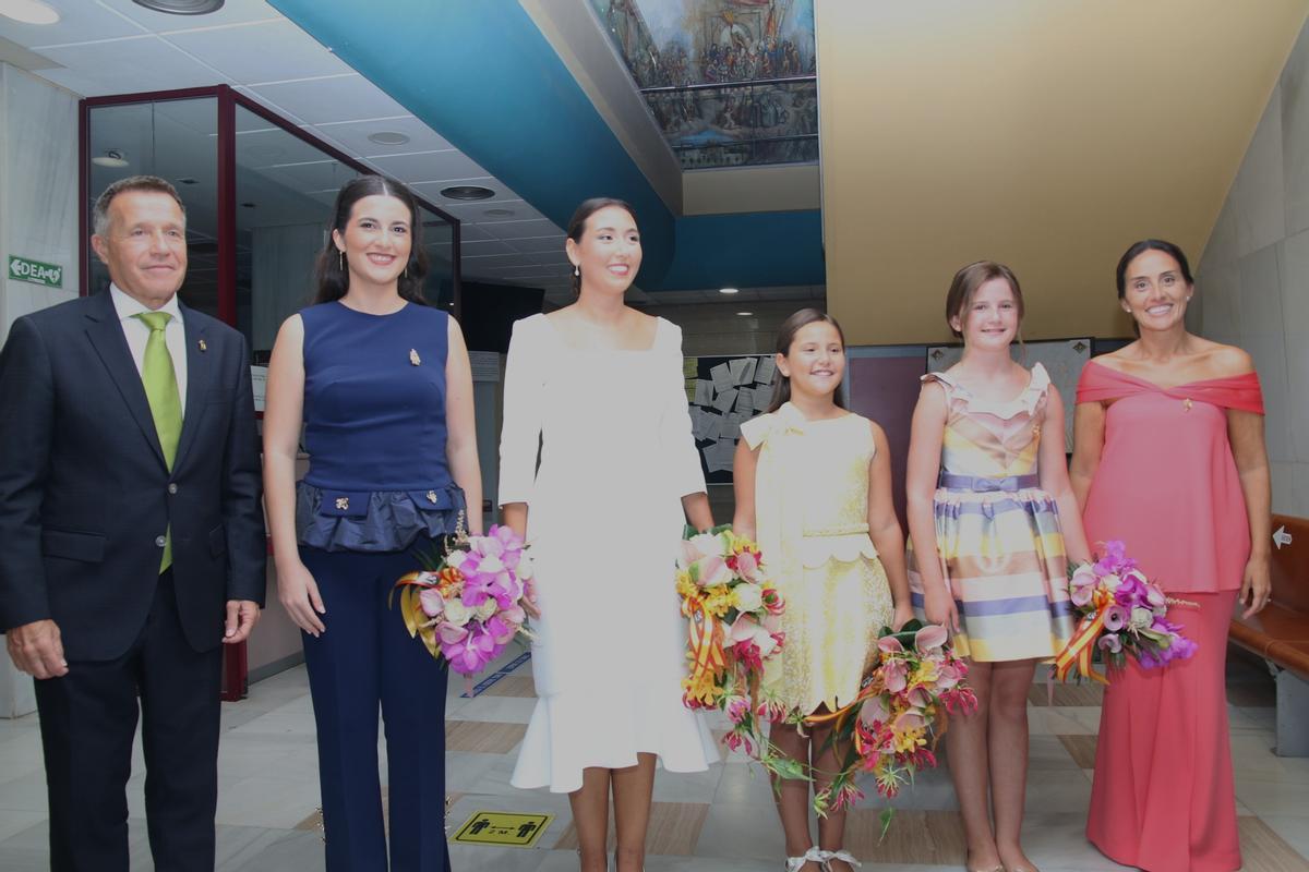Laura Sendra y Ana Olivas, con sus sucesoras, y acompañadas por el alcalde y la edila de Fallas.
