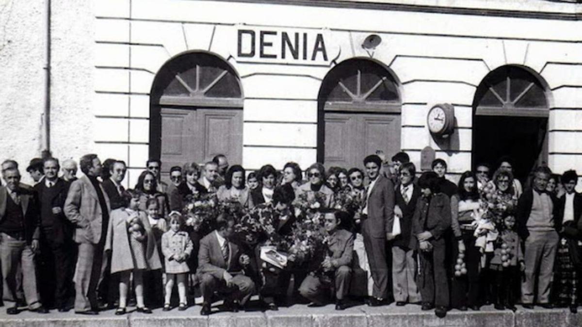 Un nombrós grup de persones, a l’andana de l’estació de tren de Dénia.
