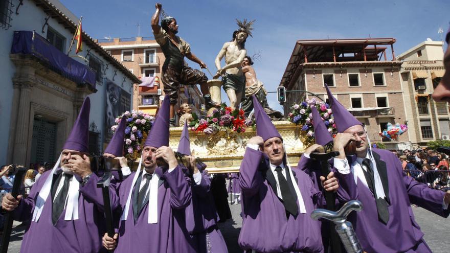 Nazarenos portan Los Azotes de Salzillo el Viernes Santo por la mañana.