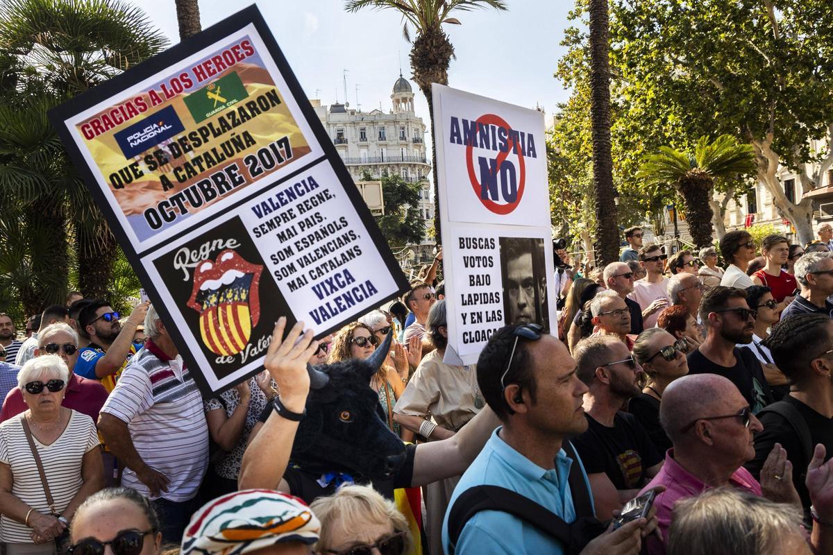 Carteles contra la amnistía en la procesión cívica del 9 d'octubre y por el "Regne de Valencia"