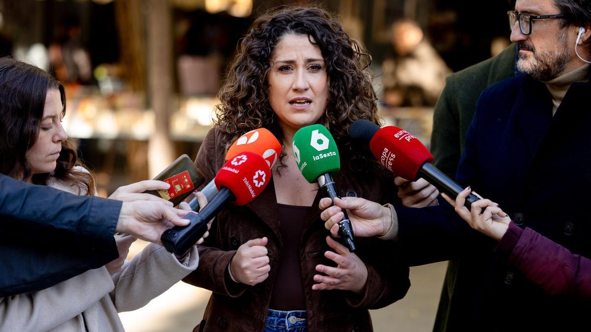 La secretaria de Política Económica, Transformación Digital, Emprendimiento e Impacto Social y portavoz adjunta de la Comisión Ejecutiva Federal del PSOE, Enma López hace declaraciones a los medios este lunes en Madrid.